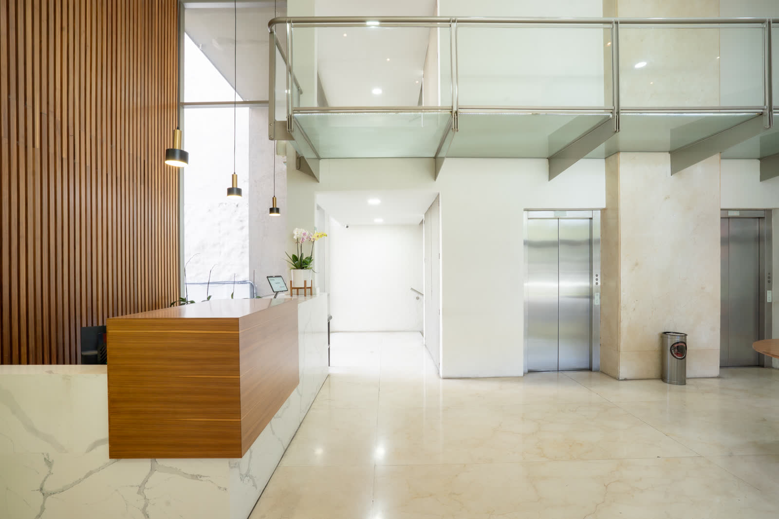Lobby de RM601 con recepción de madera