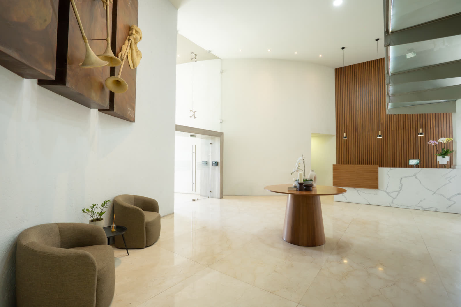 Sala de espera del lobby con obra de arte