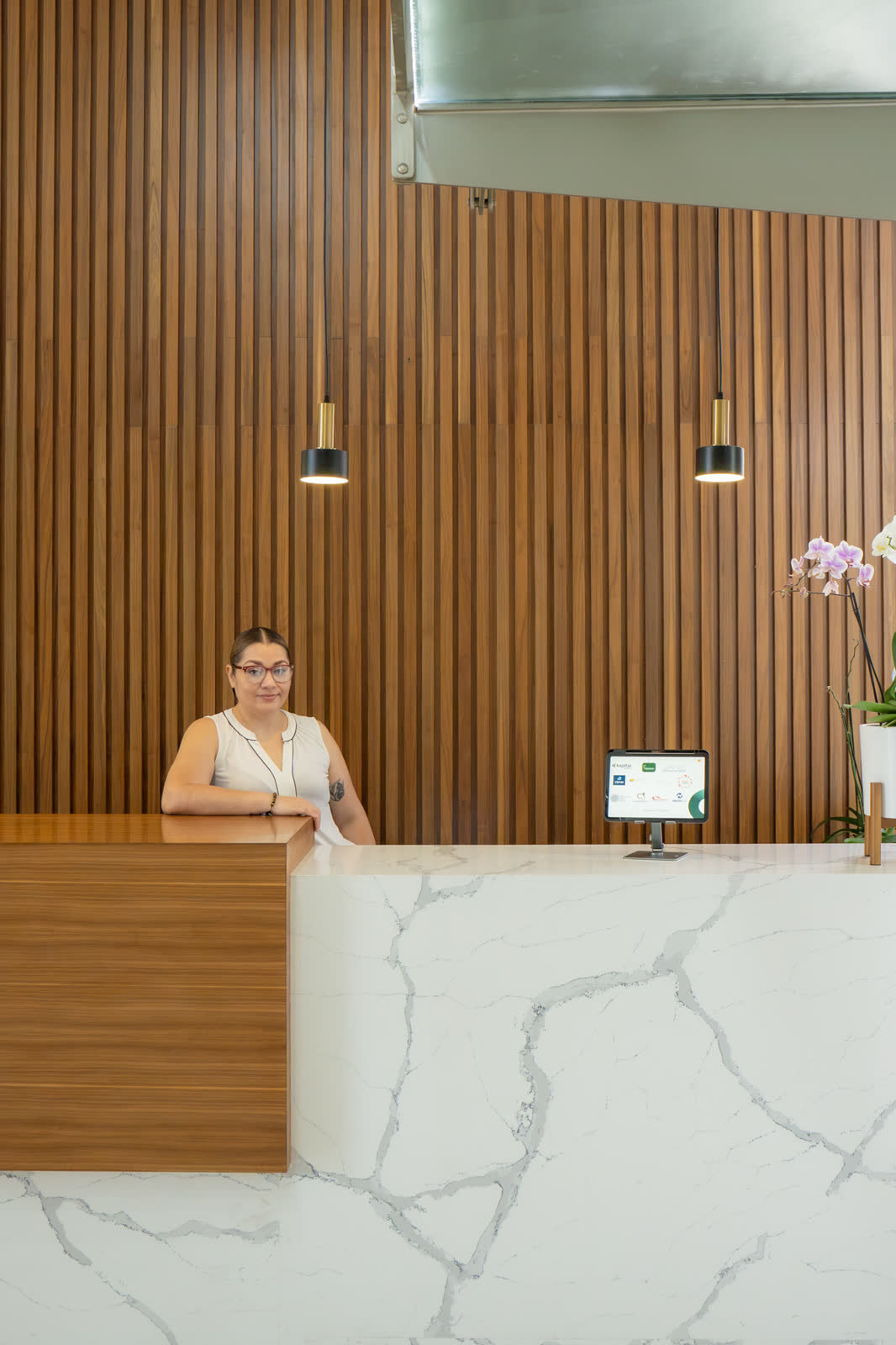 Recepcionista de RM601 en el mostrador