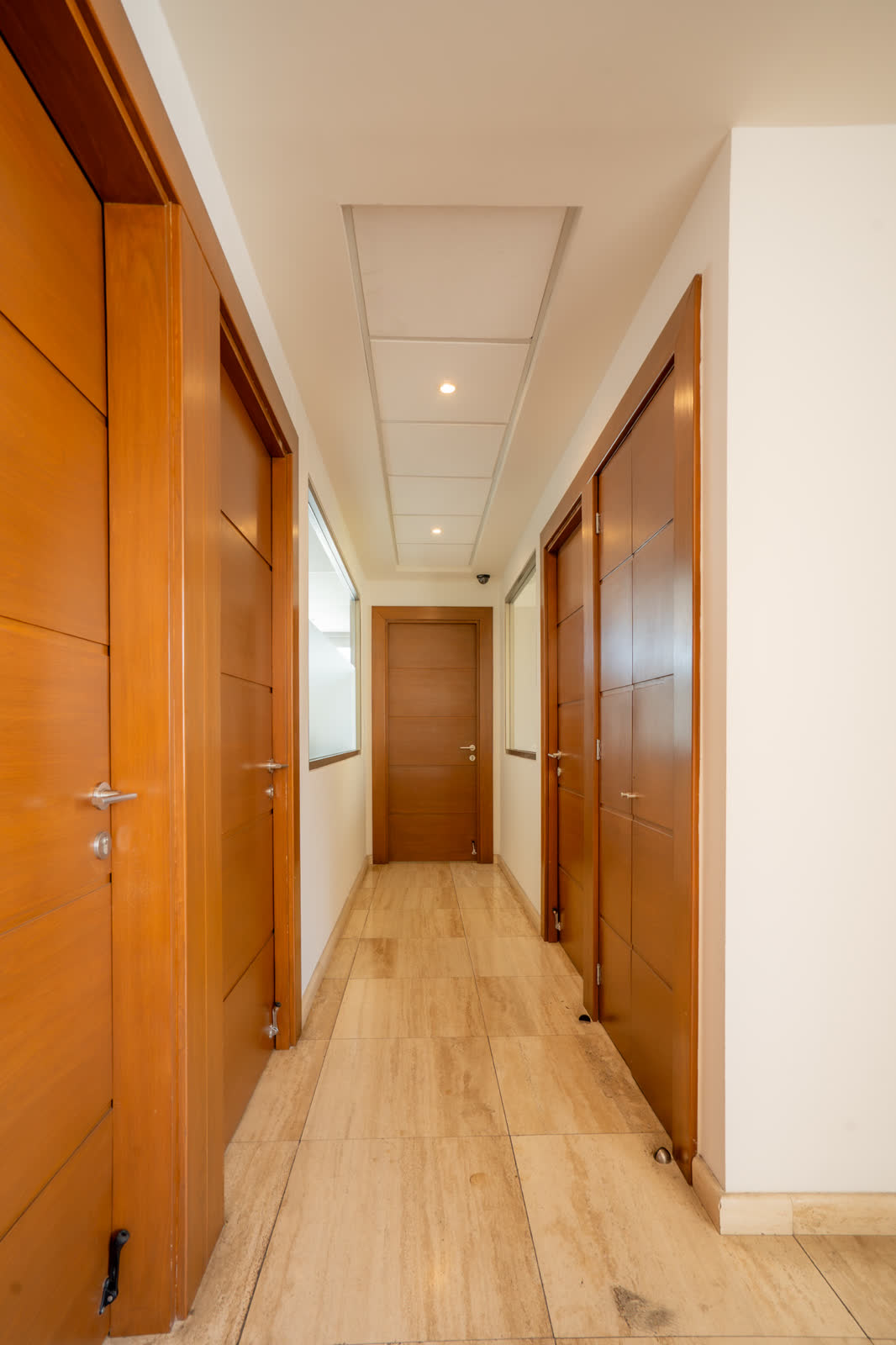 Pasillo interior con puertas de oficina