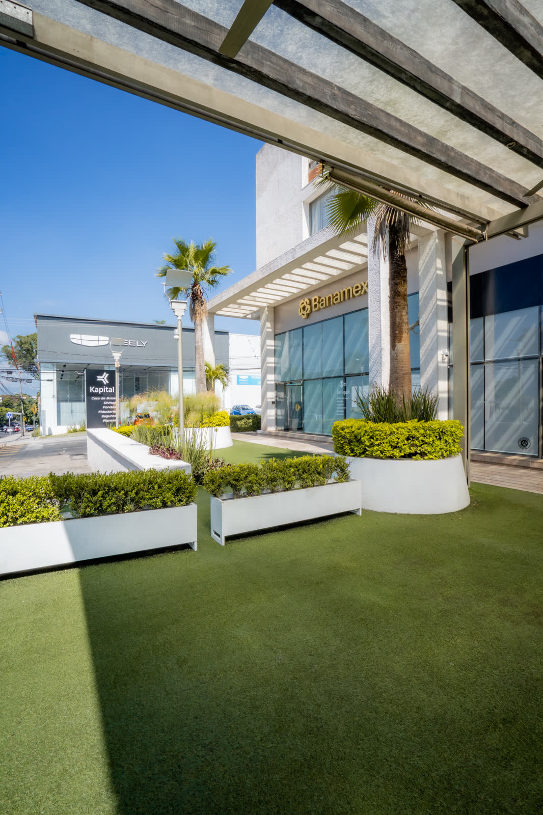 Entrada exterior con jardín y letrero RM600