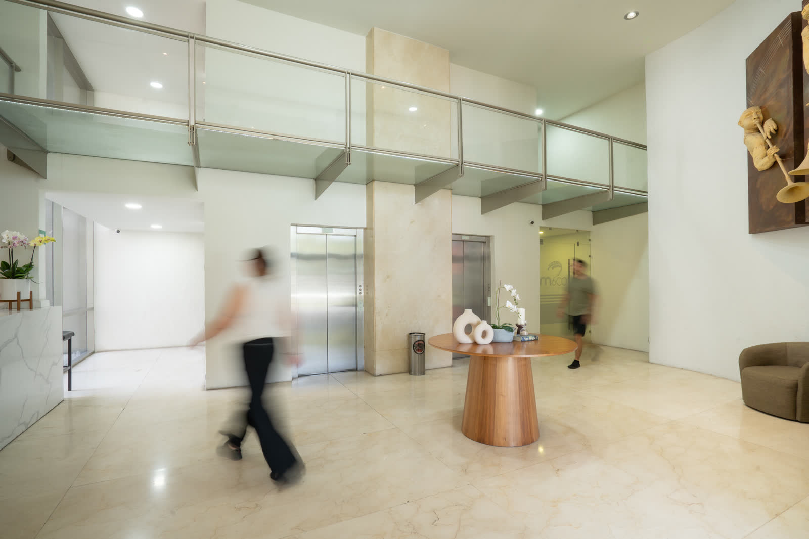 Lobby de RM601 con personas caminando