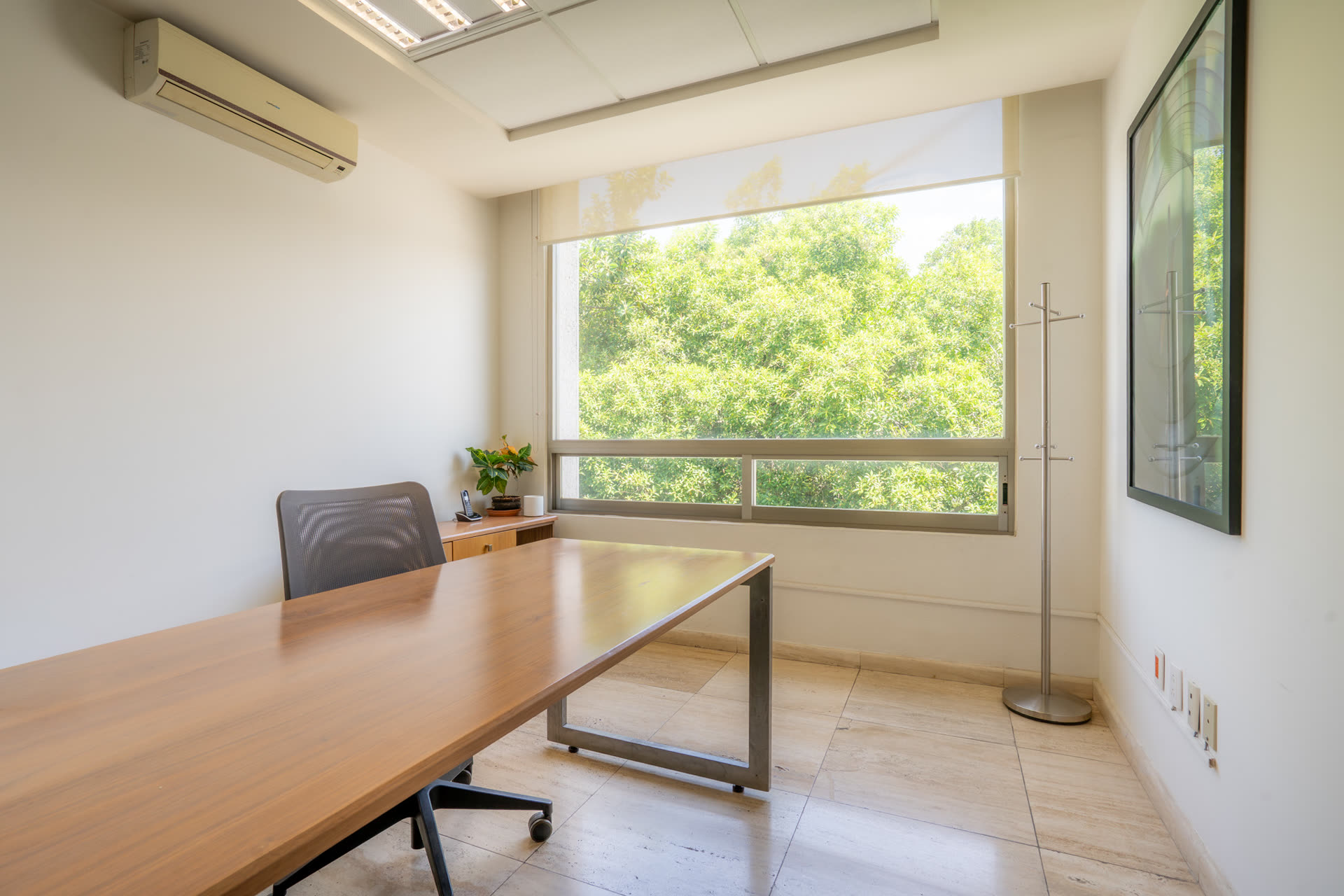 Oficina privada con vista al jardín
